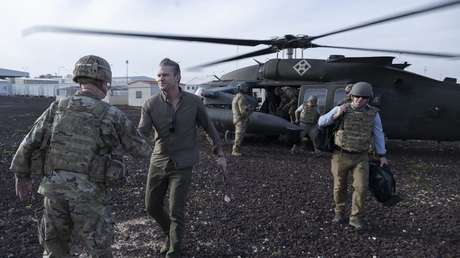 FOTOS: El secretario de Guerra de EE.UU. visita a las tropas durante la ofensiva contra Irán