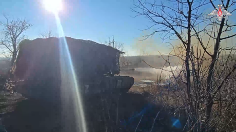 VIDEO: Tanque ruso reduce a escombros un puesto de control de drones ucraniano