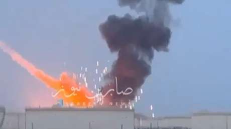 VIDEO: Impacto directo de un proyectil desata fuerte incendio en una refinería en Baréin