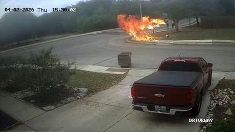 IMPACTANTE VIDEO: Motocicleta explota cerca de unos niños tras salirse de la vía