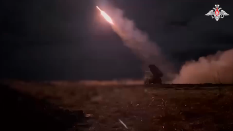 VIDEO: Artillería rusa desmantela el camuflaje enemigo a golpe de cañón