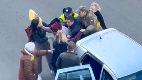 VIDEO: Mujeres rodean a reclutadores y evitan la movilización forzosa de un hombre en Kiev