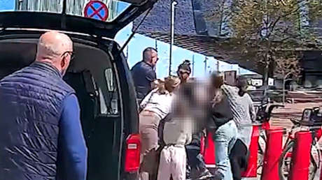 Asaltan a una familia con un bebé violentamente en Barcelona (VIDEO)