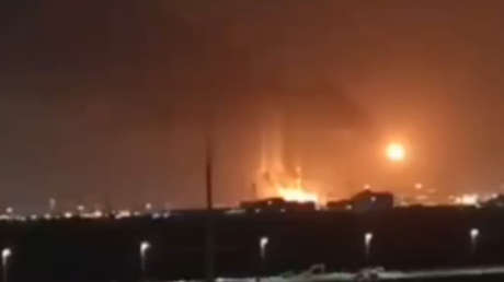 VIDEOS: Explosiones e incendio tras ataque a gran escala contra una zona industrial de Arabia Saudita