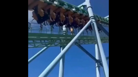 VIDEO: Falla en una montaña rusa deja a la gente colgada en el aire