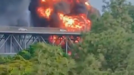 Explosión e incendio debajo de un puente causa caos en Panamá (VIDEOS)