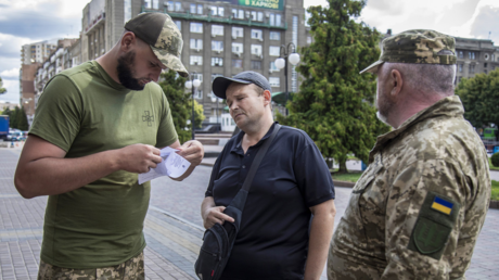 ¿Cuánto cuesta desertar?: el esquema de sobornos que cobran los reclutadores de Zelenski