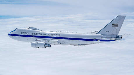 Medios detectan el despegue 'avión del fin del mundo' de EE.UU. ante la guerra con Irán