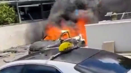 VIDEO: Columna de humo negro se eleva en el lugar de impacto de un proyectil de Hezbolá en Israel