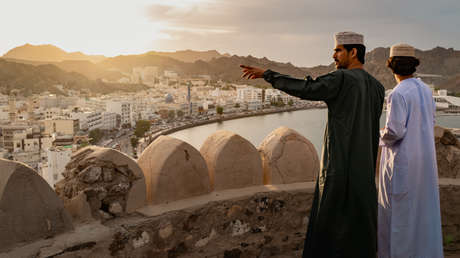 AP: Irán y Omán cobrarán peaje por el paso a través del estrecho de Ormuz