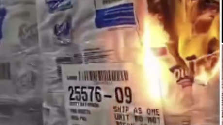 Empleado se graba mientras incendia un gigantesco almacén de papel higiénico (VIDEO)