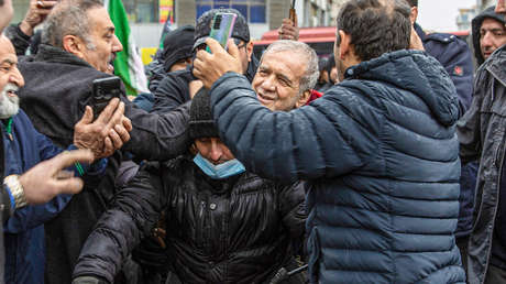 VIDEO: Presidente iraní se toma selfis con gente de a pie en Teherán