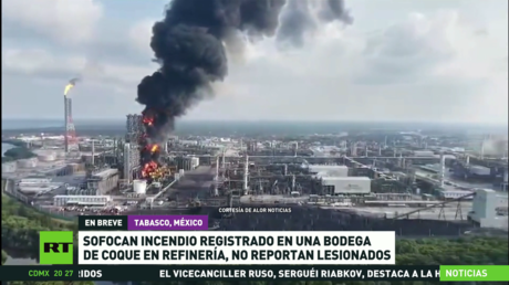 Sofocan incendio en la bodega de coque de una refinería en México