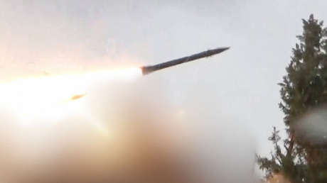 VIDEO: Hezbolá exhibe su andanada de misiles contra una base israelí