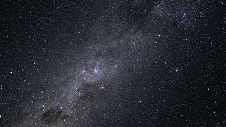 Captan una intrigante galaxia que puede resolver el misterio de los 'pequeños puntos rojos'