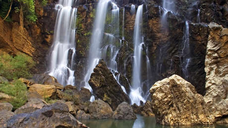Excursión termina en tragedia: tres adolescentes mueren en una cascada en la India (VIDEO)