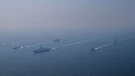 Bloomberg: Dos destructores de EE.UU. dieron vuelta en Ormuz tras amenazas iraníes