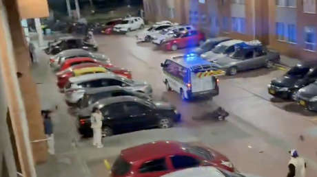 Policía arrolla a multitud que intentaba linchar a un abusador de menores (FUERTE VIDEO)