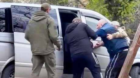 'Busificación' tal y como es: reclutadores ucranianos usan una táser contra un hombre (VIDEO)