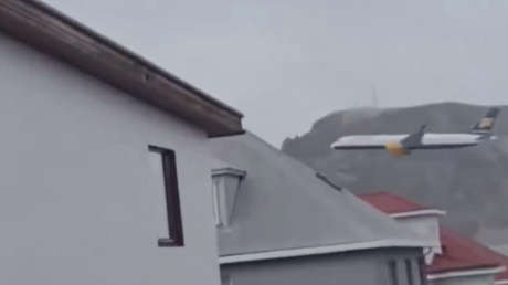 Piloto dice adiós a la aviación con una riesgosa maniobra (VIDEO)