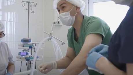 Un hombre se congela hasta morir en un banco y lo reviven 5 horas después