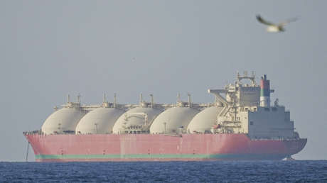 Superpetrolero iraní sancionado desafía el bloqueo de EE.UU. y cruza Ormuz