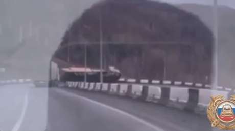 VIDEO: Camión cargado se sale de control en un carretera, choca y termina volcado