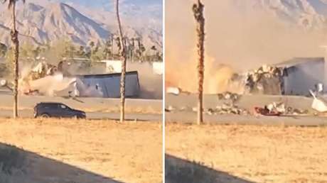 VIDEO: Camión rompe una barrera y protagoniza un brutal choque con explosión