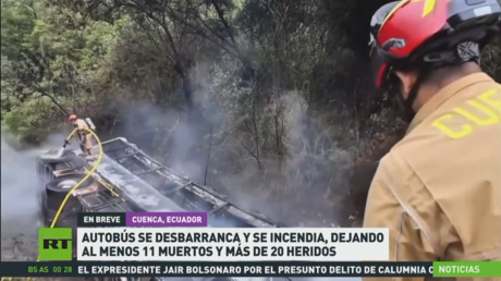 Autobús se desbarranca y se incendia, dejando al menos 11 muertos y más de 20 heridos