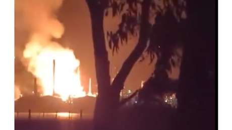 VIDEO: Incendio en refinería petrolera clave de un aliado de EE.UU. en medio de la crisis energética