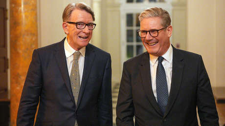 Alto cargo británico cae por el caso del exembajador Mandelson, vinculado con Epstein