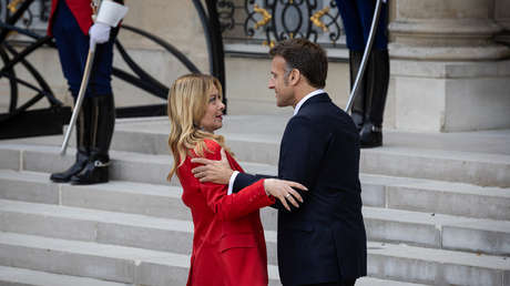 El incómodo momento que vivió Meloni al ser recibida por Macron (VIDEO)