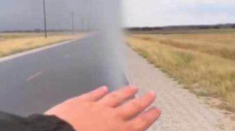 VIDEO: El misterioso 'muro de lluvia' que divide una ruta: ¿milagro meteorológico o montaje?