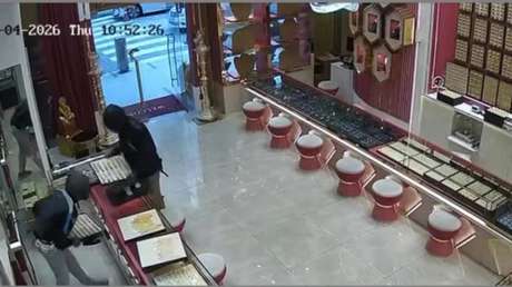 VIDEO: Banda armada arrasa con joyería y huye con un millonario botín