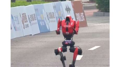 VIDEO: Un robot bate el récord mundial humano de media maratón