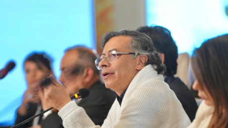 Petro anuncia demanda contra Noboa