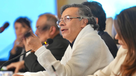 Petro anuncia demanda contra Noboa