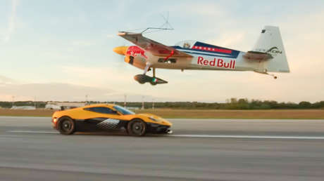 Avión aterriza y despega de un tren en plena marcha a 120 km/h (VIDEO)