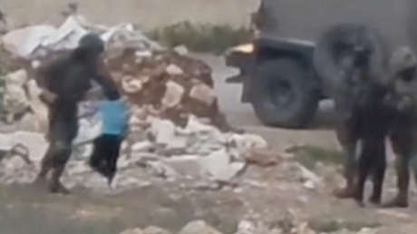 "El Ejército más depravado": soldados israelíes agreden a un niño palestino (VIDEO)