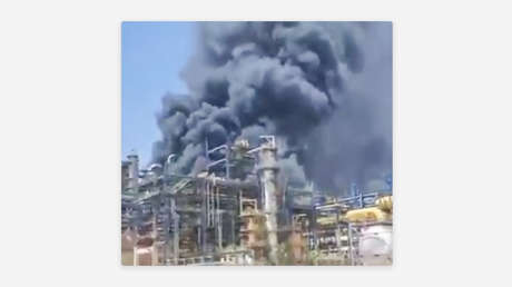 VIDEO: Gran incendio devora una refinería un día antes de su inauguración oficial por Narendra Modi