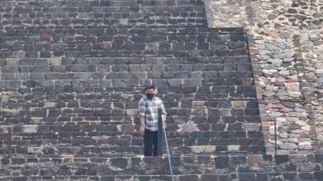 Sube a una pirámide prehispánica en México y comienza a disparar (VIDEO)