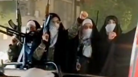 VIDEO: Mujeres iraníes marchan en una protesta con fusiles Kaláshnikov y RPG