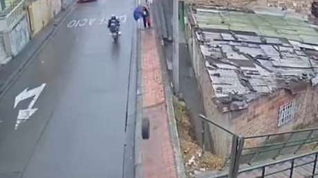 Esperaba un bus y terminó muerta al ser atropellada por una rueda suelta (VIDEO)