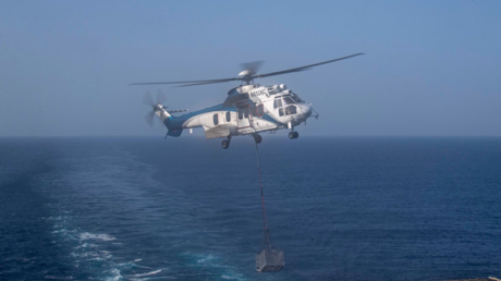 FOTOS: El portaaviones USS Abraham Lincoln recibe suministros para hacer cumplir el bloqueo naval