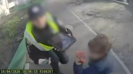 VIDEO: Policías huyen en pánico de una escena de tiroteo en Kiev