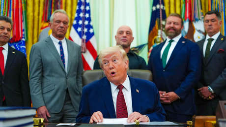 Trump afirma que detuvieron un buque iraní con un posible "regalo de China"