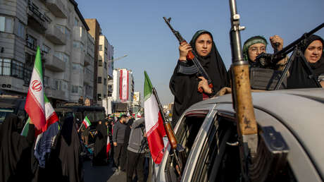 VIDEO: Mujeres iraníes desfilan con armas en manifestaciones a favor del Gobierno