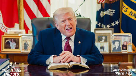 VIDEO: Trump lee un pasaje de la Biblia en medio de tensiones con el papa León XIV