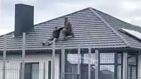 VIDEO: Reclutador militar en Ucrania empuja a un civil por un tejado