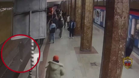 VIDEO: Este es el peligro de ir distraído con el celular en el metro